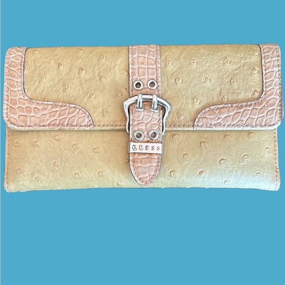 Women’s Guess leather wallet. - Picture 3 of 12